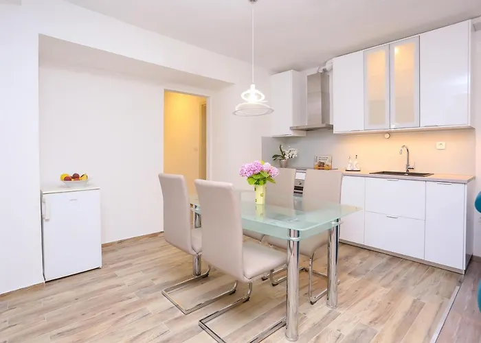 Apartment Dvor Split